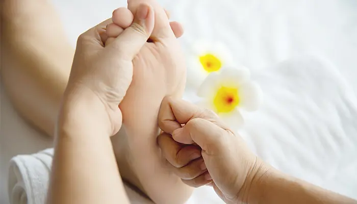 Massage chân cũng là nằm trong số cách giúp hỗ trợ ngủ ngon