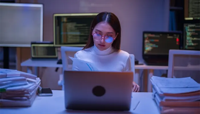 Những người làm việc ca đêm thức khuya dễ bị mất ngủ trắng đêm