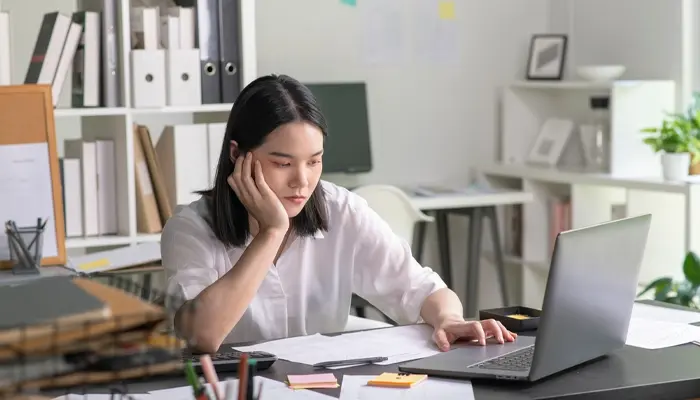 Người thường xuyên chịu áp lực công việc cũng là yếu tố dễ bị trầm cảm