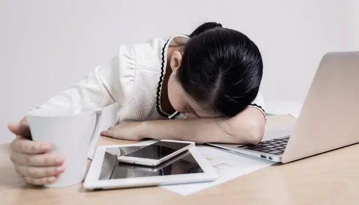 Không ngủ trưa dễ khiến bạn cảm thấy kiệt sức, mệt mỏi vào cuối ngày