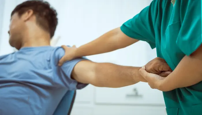 Bài tập kéo giãn cơ cũng là bài tập phù hợp cho người bệnh Parkinson cải thiện vận động 