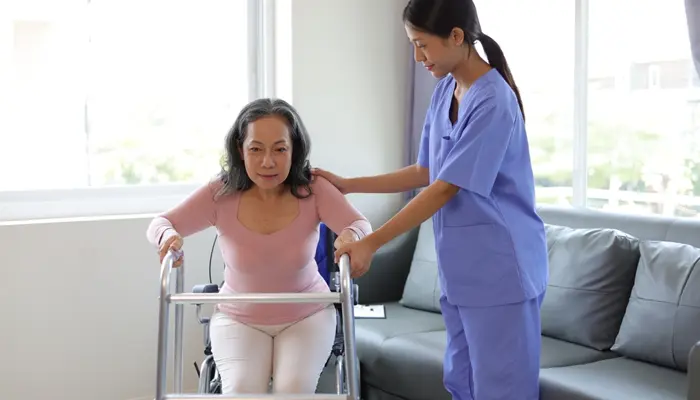 Bài tập kiểm soát thăng bằng cho người bệnh Parkinson