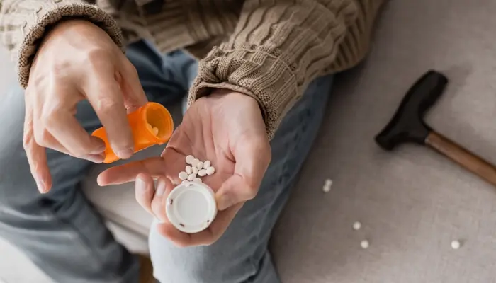 Bệnh Parkinson run tay sẽ gây khó khăn trong việc cầm nắm 