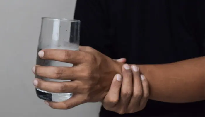 Bệnh Parkinson run tay là triệu chứng của bệnh Parkinson 