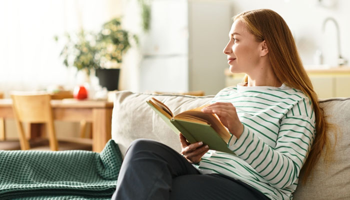 Trước khi ngủ có thể đọc sách, nghe nhạc để thư giãn