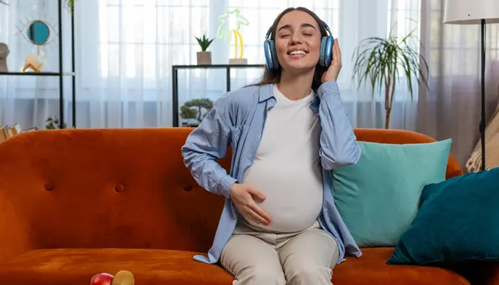 Mẹ bầu có thể thư giãn bằng cách nghe nhạc hoặc tập yoga để cải thiện tình trạng mất ngủ