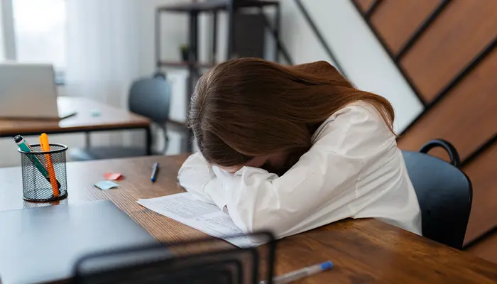 Trầm cảm sau thi là tình trạng mệt mỏi, buồn bã, lo lắng về kết quả kéo dài