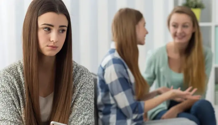 Biểu hiện của ngại giao tiếp là ngại bắt chuyện, bối rối 