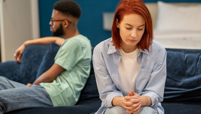 Dấu hiệu tự kỷ trầm cảm như thu mình, ít giao tiếp 