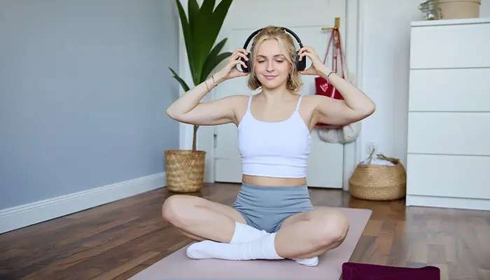 Người bệnh có thể kết hợp vừa nghe nhạc vừa tập yoga để tăng hiệu quả 
