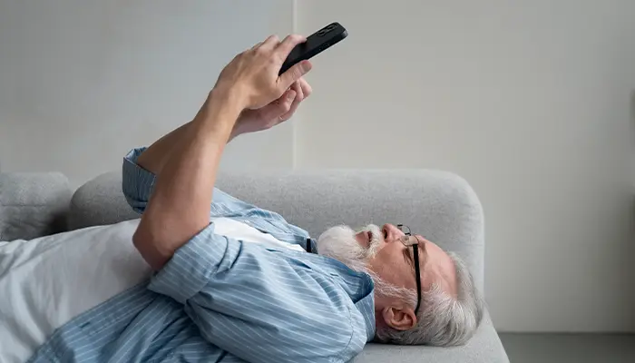 Người già nên hạn chế sử dụng thiết bị điện tử trước khi ngủ 