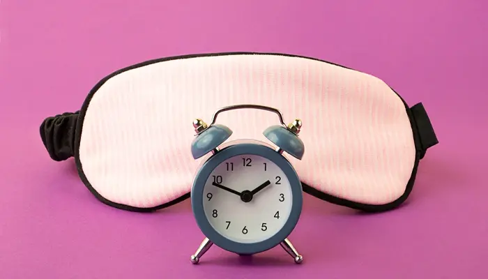 Duy trì lịch ngủ và thức dậy đúng giờ mỗi ngày sẽ giúp cải thiện tình trạng giấc ngủ trắng 