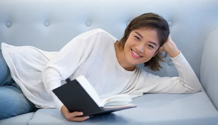 Đọc sách thư giãn cũng là một cách giúp cải thiện giấc ngủ