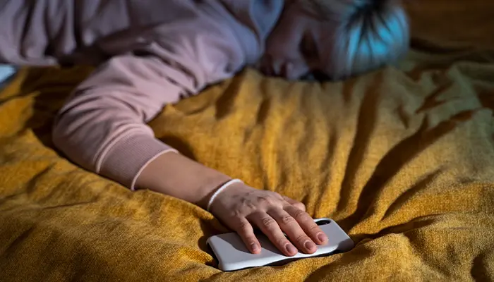 Để cải thiện mất ngủ bạn nên hạn chế sử dụng thiết bị điện tử trước khi ngủ