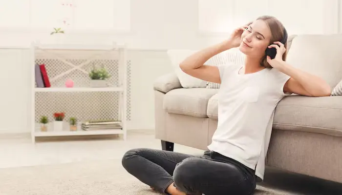 Ngoài ăn uống người bệnh có thể nghe nhạc để thư giãn, giải tỏa cảm xúc