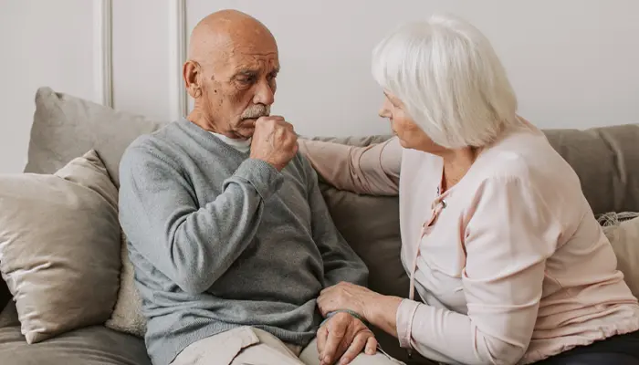 Cách chăm sóc người già bị trầm cảm là lắng nghe và chia sẻ cùng người bệnh nhiều hơn