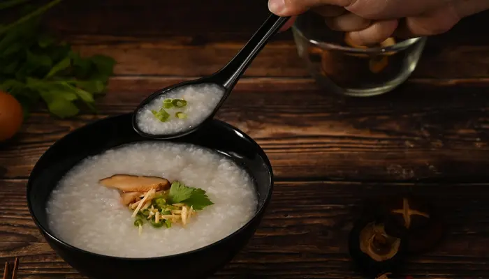 Người bệnh Parkinson nên ăn thực phẩm dễ nuốt như cháo, súp