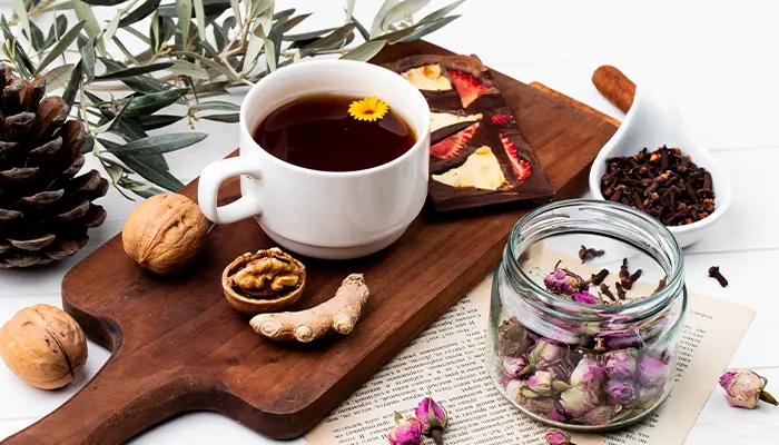 Cách chữa bệnh mất ngủ cho người già là sử dụng trà thảo mộc