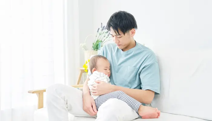 Khi bé có dấu hiệu ngáp ngủ cha mẹ nên chú ý đặt bé xuống giường