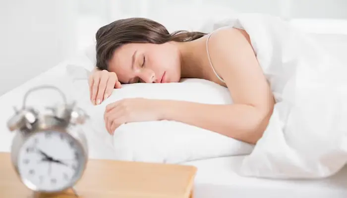 Duy trì giấc ngủ đầy đủ và nghỉ ngơi hợp lý sẽ giúp phục hồi tình trạng mệt mỏi do trầm cảm 