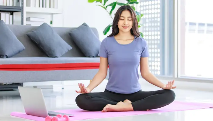 Tập yoga cũng là cách giúp cải thiện bệnh trầm cảm