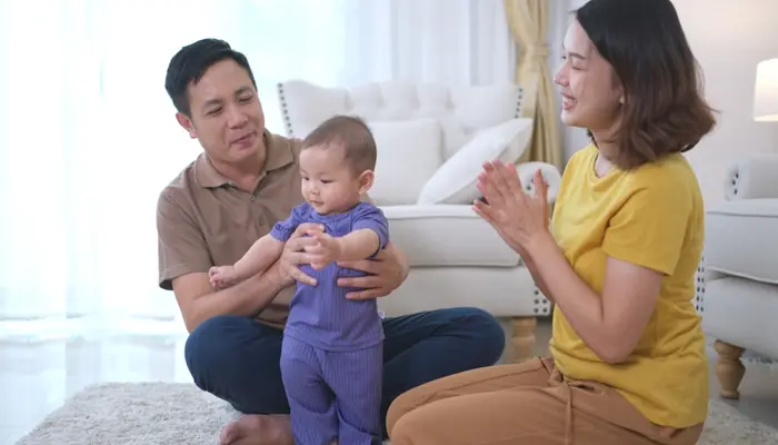 Gia đình nên san sẻ việc nhà, chăm sóc cùng mẹ để hạn chế sự cô đơn và áp lực