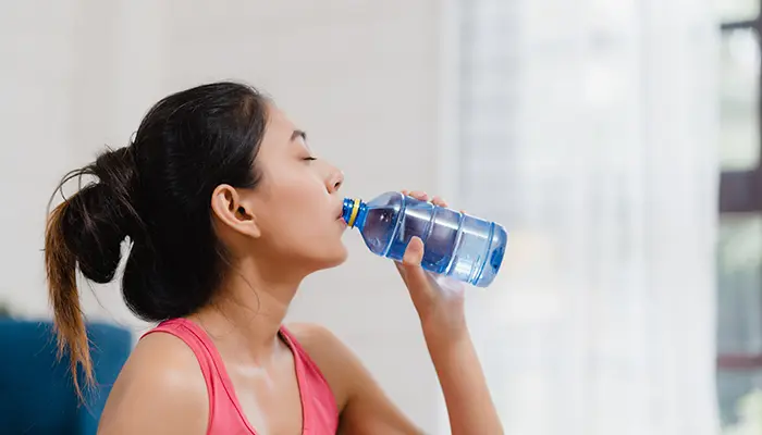 Cách giảm cân cho người trầm cảm là uống đủ nước mỗi ngày 