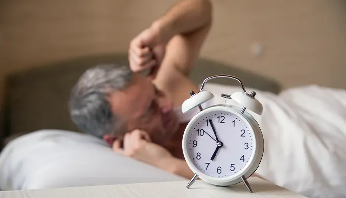 Để giảm nguy cơ tăng huyết áp do mất ngủ bạn cần ngủ đúng giờ