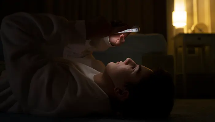 Để cải thiện giấc ngủ nên hạn chế sử dụng thiết bị điện tử trước khi ngủ