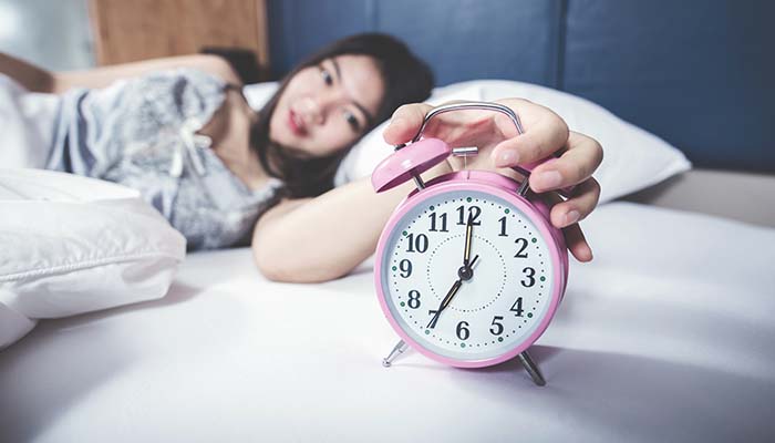 Duy trì ngủ và thức dậy đúng giờ mỗi ngày là cách hạn chế thức trắng đêm hiệu quả