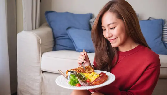 Xây dựng chế độ ăn uống lành mạnh là cách khắc phục sốt xuất huyết mất ngủ