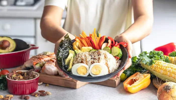 Bổ sung đầy đủ dưỡng chất cho cơ thể sẽ giúp hạn chế tình trạng mất ngủ tê bì chân tay