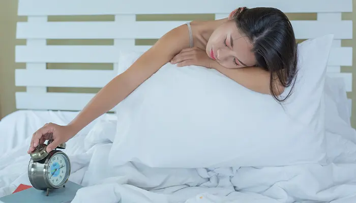 Duy trì lịch ngủ đều đặn mỗi ngày sẽ giúp bạn hạn chế tình trạng mất ngủ 