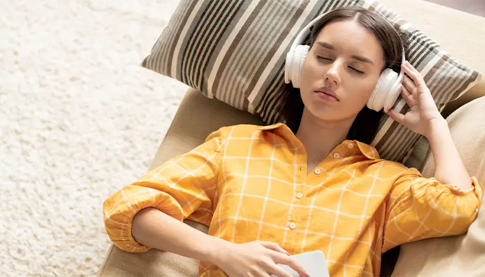 Hạn chế sử dụng điện thoại, dành thời gian thư giãn để ngủ ngon hơn