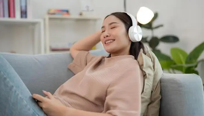 Nghe nhạc cũng là biện pháp giúp thư giãn, dễ đi vào giấc ngủ 
