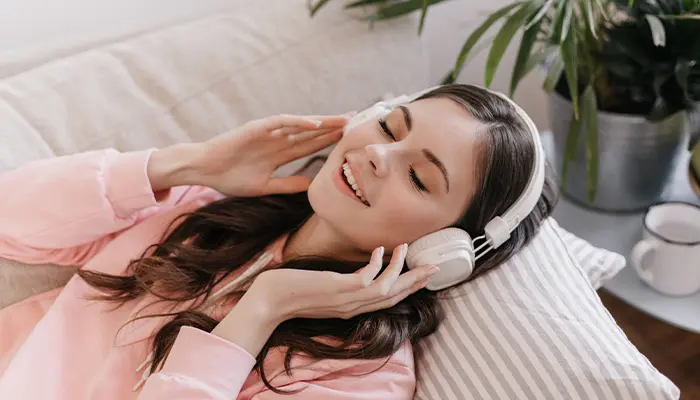 Nên chọn thể loại và âm lượng phù hợp khi nghe nhạc để có chất lượng giấc ngủ tốt