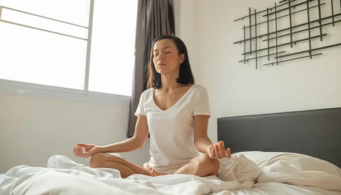 Cách ngủ lại sau khi thức giấc là thư giãn với các bài tập thở sâu nhẹ nhàng 