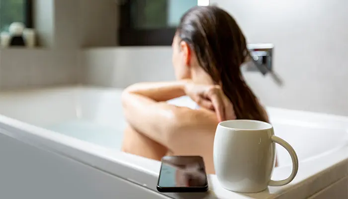 Tắm nước ấm giúp cơ thể thư giãn, giảm đau, dễ đi vào giấc ngủ