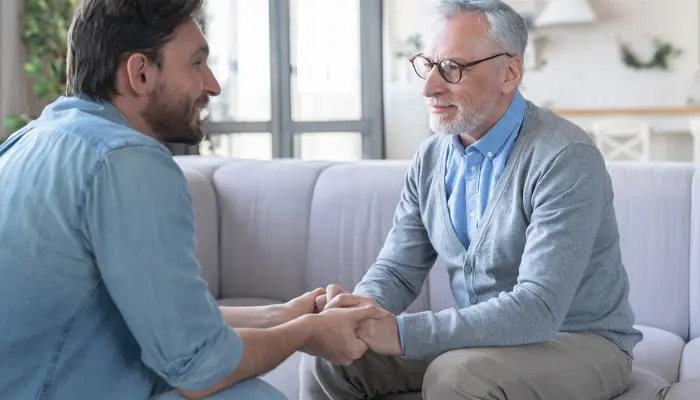 Người thân nên đáp lại bằng những câu nói an ủi, nhẹ nhàng và đồng cảm 