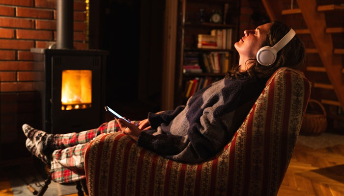 Có thể thư giãn bằng cách đọc sách, nghe nhạc để phòng ngừa khóc nhiều dẫn đến trầm cảm