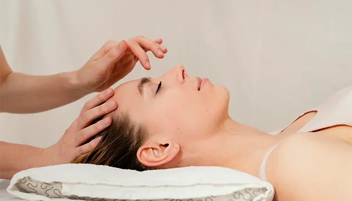 Tác động lên huyệt an thần cũng là cách trong phác đồ diện chẩn chữa mất ngủ