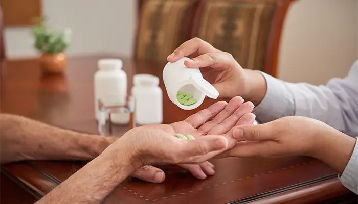 Kiểm tra các loại thuốc đang dùng để điều chỉnh phù hợp theo chỉ định của bác sĩ