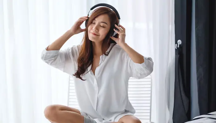 Có thể thư giãn tinh thần bằng cách nghe nhạc, đọc sách để ngủ ngon hơn