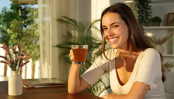 Bạn nên uống trà atiso sau bữa ăn, tránh uống vào buổi tối 