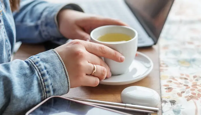 Nên uống trà hoa cúc sau bữa ăn và vào buổi sáng 