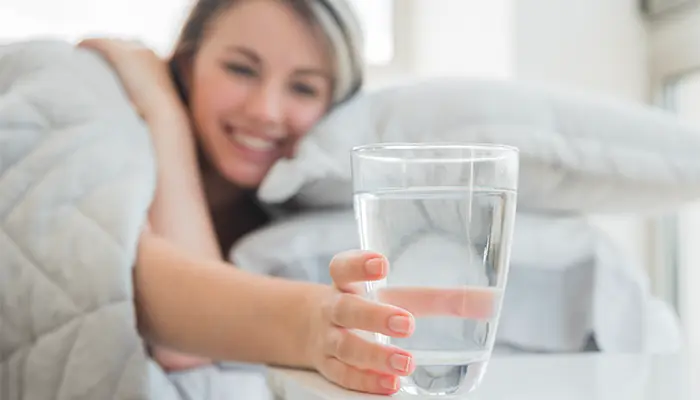 Trà sâm dứa có tác dụng lợi tiểu nên bổ sung đủ nước để cân bằng