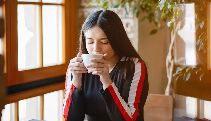 Nên uống trà sâm dứa vào buổi sáng hoặc đầu giờ chiều để tránh mất ngủ