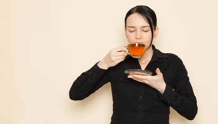 Nên uống trà sen vào buổi sáng hoặc đầu giờ chiều để tránh mất ngủ 