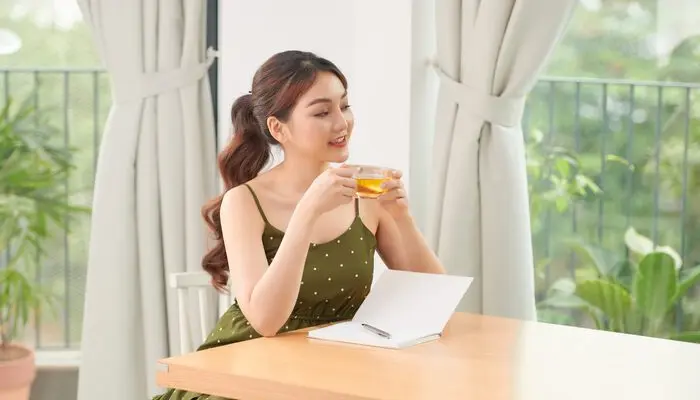 Nên uống trà xanh vào buổi sáng hoặc đầu giờ chiều để tránh mất ngủ 