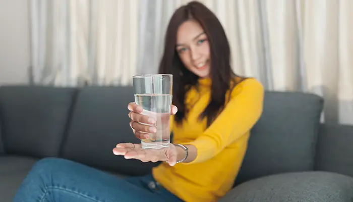 Khi bị mất ngủ do uống bò húc hãy uống nhiều nước lọc để đảo thải caffeine